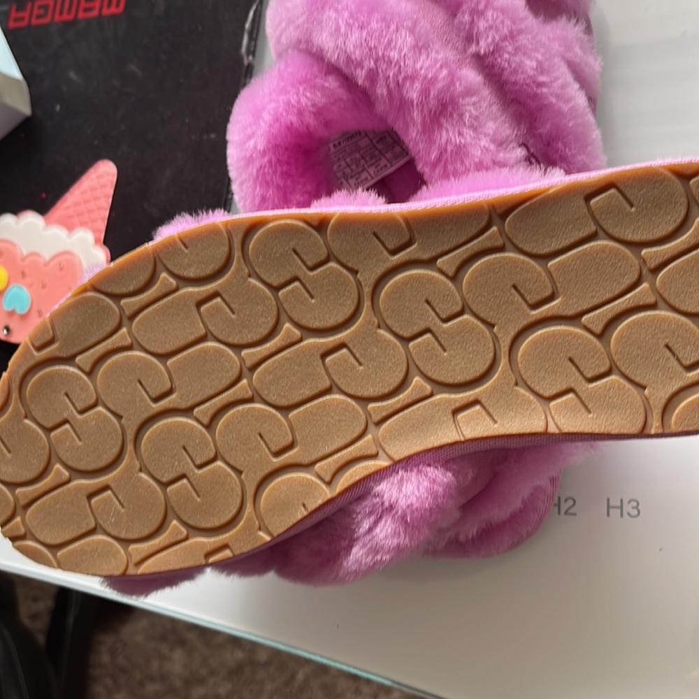 Ugg - Picture 4 of 5